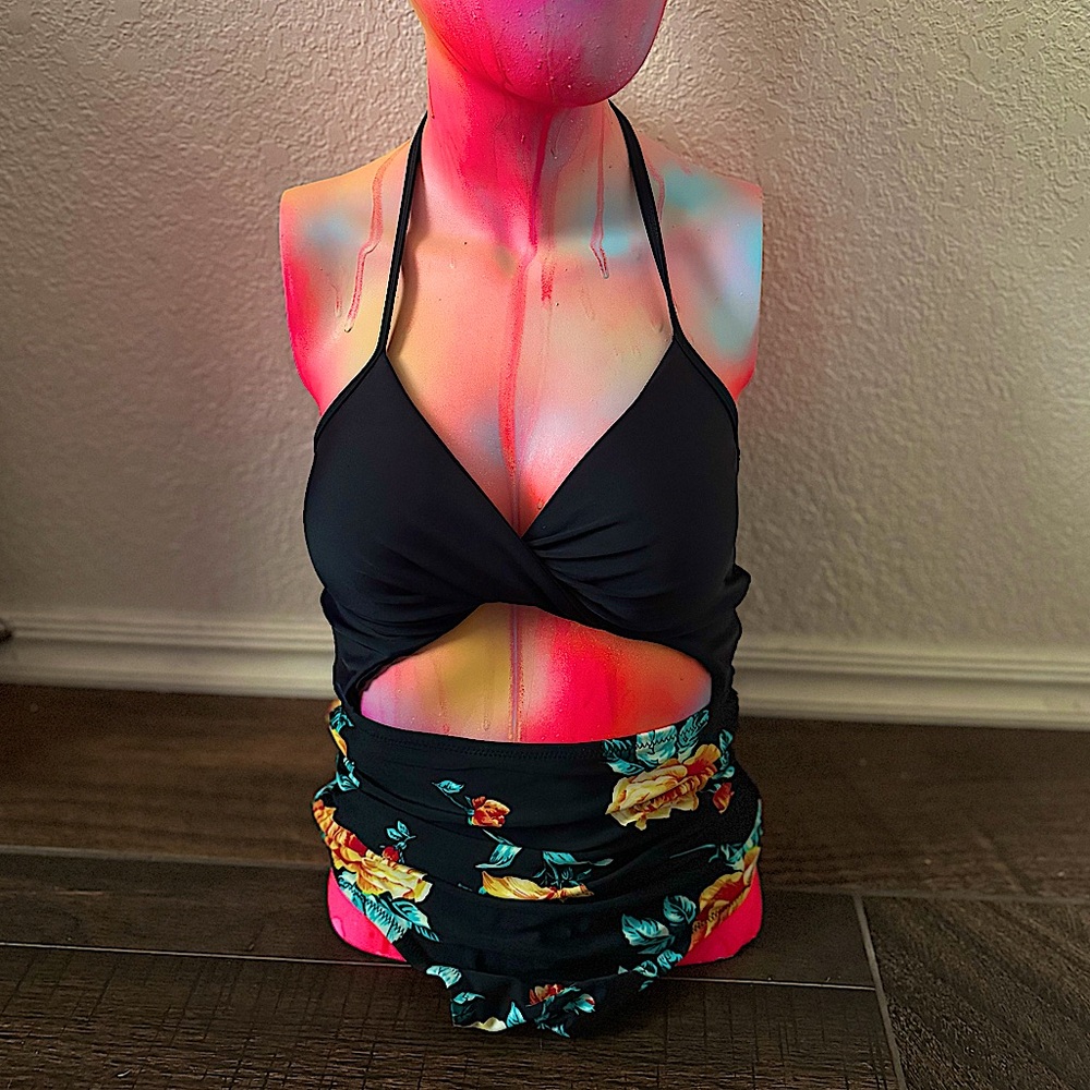 Women’s cutout one piece swimsuit